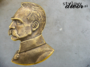 Józef Piłsudski przypinka