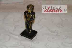 Siusiający chłopiec - figurka z mosiądzu