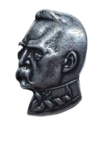 Marszałek Józef Piłsudski przypinka miniaturka