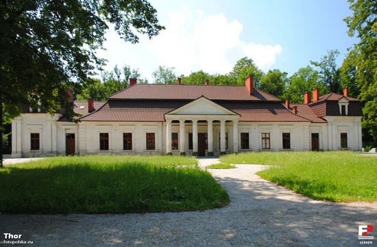 Współczesne zdjecie XVI-wiecznego dworu Tarnowskich w Ropie