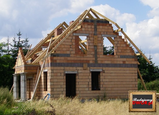 Współczesna realizacja domu w stylu dworu, fot. budujemydwor.pl