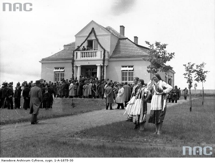 Uroczystość ofiarowania premierowi Waleremu Sławkowi zagrody w Racławicach, fot. Narodowe Archiwum Cyfrowe