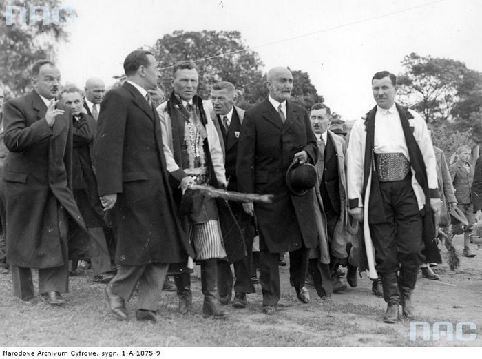 Uroczystość ofiarowania premierowi Waleremu Sławkowi zagrody w Racławicach, fot. Narodowe Archiwum Cyfrowe